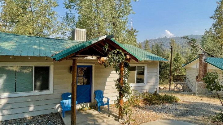 Sky Ranch Cottages - Blue Door 